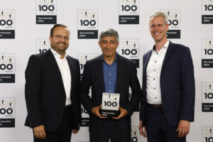 Christoph Adamczyk, Ranga Yogeshwar und Johannes Koppenhöfer mit der "Top 100"-Auszeichnung