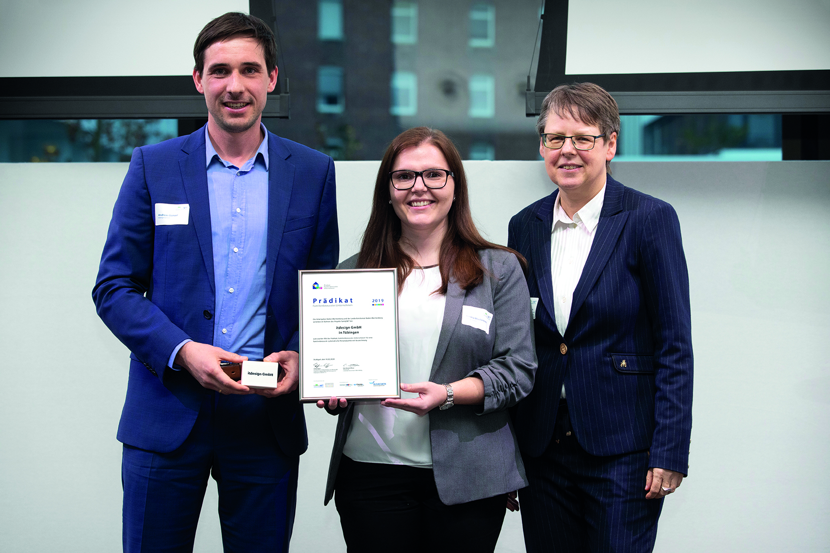 Andreas Günzel und Jovana Mladenovic nehmen die Auszeichnung "Familienbewusstes Unternehmen" entgegen.