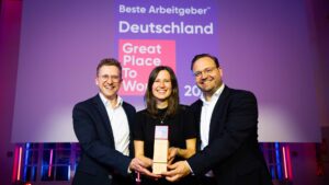 Dennis Lang, Carolin Nill (beide Team People and Culture bei itdesign) und Christoph Adamczyk (Geschäftsführer von itdesign) nehmen die Great Place to Work®-Auszeichnung entgegen.