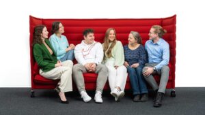 itdesign Mitarbeitende auf dem roten Sofa